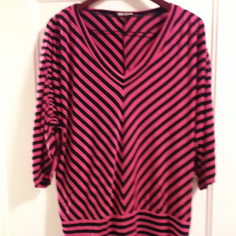 Cable & Gauge Pink & Navy V-neck Top